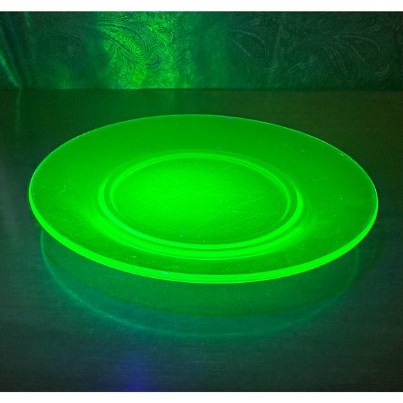 Vintage 7 1/2” uranium glass luncheon plate - Picture 4 of 10